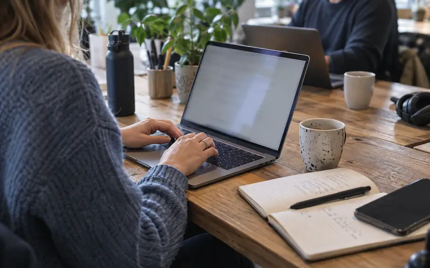 Bord med datamaskin i et lyst arbeidsmiljø